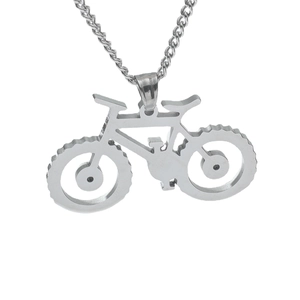 Colgante de moto en acero inoxidable pulido con diseño detallado calado y cadena