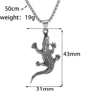 Détail de la taille du pendentif crocodile et longueur de la chaîne sur fond blanc