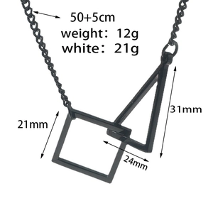 Collier en acier titane noir mat avec pendentif géométrique carré et triangle entrelacés
