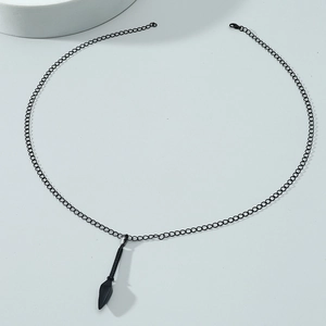 Collar con colgante de punta de lanza kunai negro mate con cadena fina de hombre