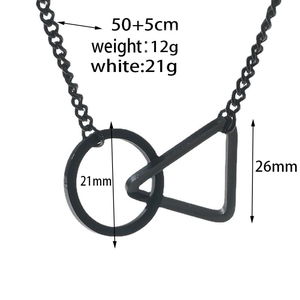 Détail du pendentif géométrique noir avec anneau et triangle sur chaîne maille gourmette