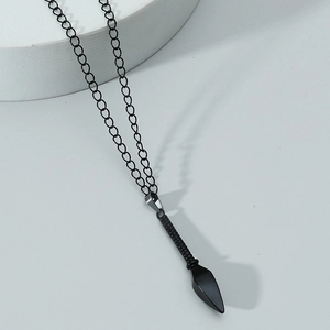 Collar con colgante de daga kunai negro mate para hombres con cadena de acero fina