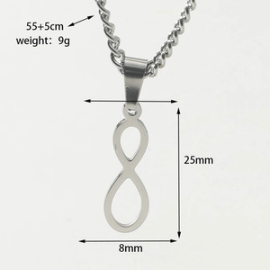 Macro du pendentif infini argenté avec détails de 25 mm de long et chaîne de 55 cm