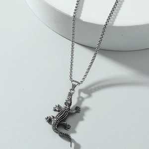 Collier avec pendentif crocodile style punk rétro en argent vieilli et chaîne box