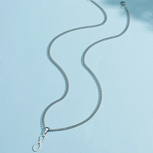 Collier minimaliste en acier inoxydable argenté avec pendentif infini sur fond bleu