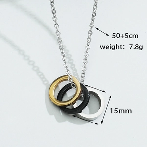 Détail du collier anneaux tricolores entrelacés avec spécifications de chaîne 50+5cm