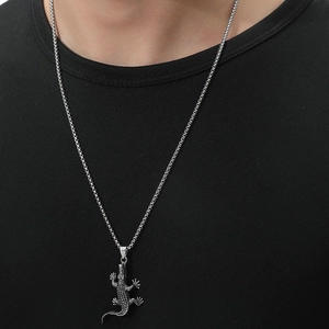 Collier avec pendentif crocodile argenté vintage punk avec texture d'écailles sur un t-shirt noir