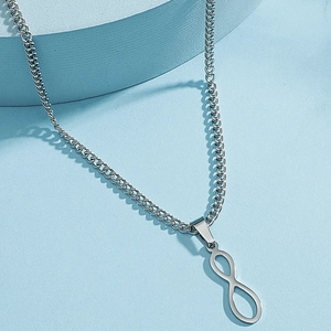 Collier infini en acier inoxydable argenté poli sur un piédestal bleu moderne