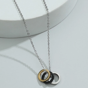 Collier minimaliste en acier titane avec anneaux entrelacés or noir et argent