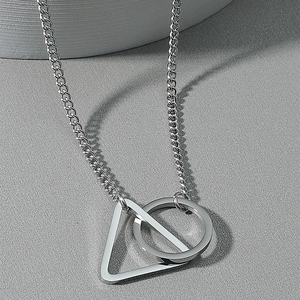 Collier minimaliste en acier titane avec pendentifs cercles et triangles entrelacés élégants