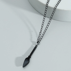 Collar con colgante kunai de ninja negro para hombre con mango texturizado y cadena fina