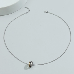 Collier minimaliste en acier titane avec trois anneaux entrelacés argent or et noir