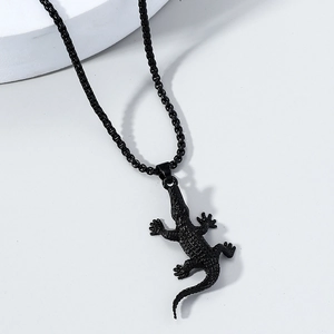 Détail du pendentif crocodile noir montrant la texture des écailles et la chaîne à billes