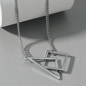 Collier minimaliste en acier titane avec pendentifs géométriques carrés et triangulaires