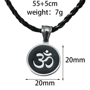 Dettaglio del ciondolo Om da 20mm con bordo argento e catena a corda nera da 55cm