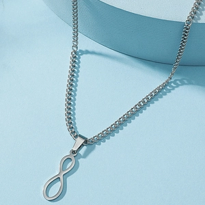 Collier avec pendentif infini argenté minimaliste sur support bleu et éclairage net