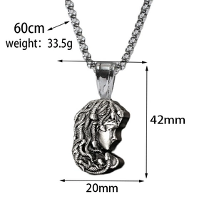 Vue détaillée du pendentif Méduse en argent avec chaîne de 60cm et mesures
