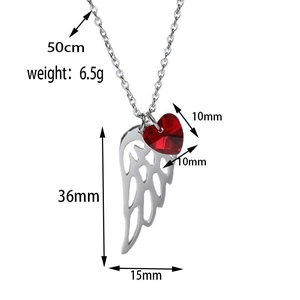 Dettaglio collana ali d'angelo con rubino a cuore rosso e dimensioni 36mm per 15mm