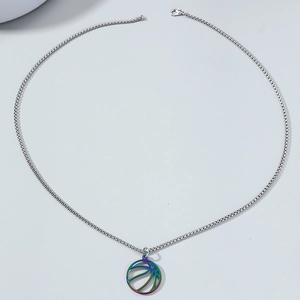 Detail van een regenboogkleurige basketbal hanger aan een zilveren vierkante ketting