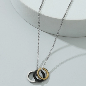 Collier minimaliste avec pendentif à trois anneaux entrelacés tricolores et chaîne argentée