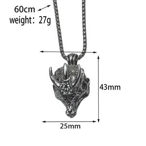 Detailansicht des Punk-Nashorn-Anhängers 43x25mm mit Maßen auf 60cm langer Stahlkette