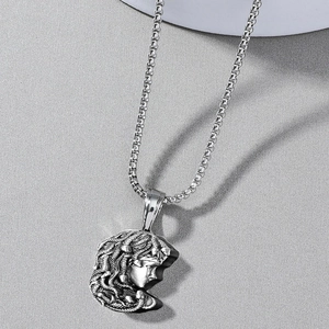 Collier à pendentif relief Medusa vintage avec finition argent mat pour hommes