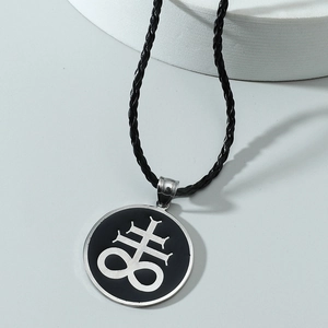Collana con pendente Croce di Leviatano gotica e cordino in pelle nera su sfondo grigio