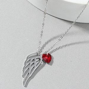 Collana minimalista con ala d'angelo in argento e un ciondolo a cuore con gemma rossa