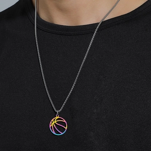 Gedetailleerde close-up van een regenboog basketbal hanger aan een zilveren ketting