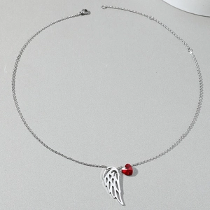 Collana minimalista con ala d'angelo in argento e ciondolo a cuore in cristallo rosso