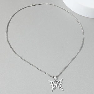 Collier avec pendentif papillon évidé en acier inoxydable argenté sur fond gris neutre