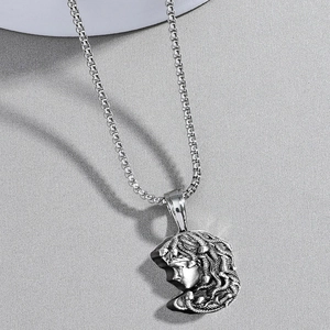 Collier avec pendentif Méduse vintage au relief détaillé pour homme en acier argenté