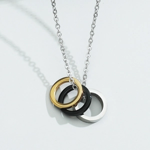 Collier minimaliste en acier titane avec trois anneaux imbriqués en or noir et argent
