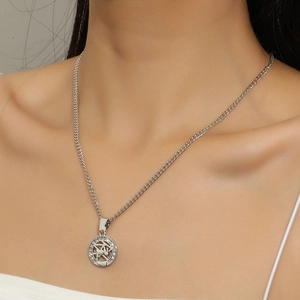 Collana d'argento con ciondolo a cuore sole e luna con zirconi su una modella