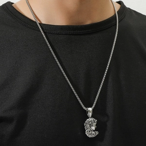 Collier Pendentif Tête De Méduse Rétro Mythologie Grecque Relief Acier Au Titane Chaîne Künstliche Perle Carrée Hommes Goth Streetwear Bijoux