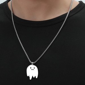 Collier pendentif fantôme mignon en acier inoxydable argenté sur un t-shirt noir