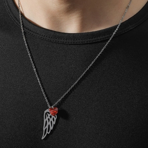 Collana con Pendente a Cuore e Ala d'Angelo in Acciaio al Titanio Collana con Charm Minimalista con Cuore e Ala di Strass Rosso