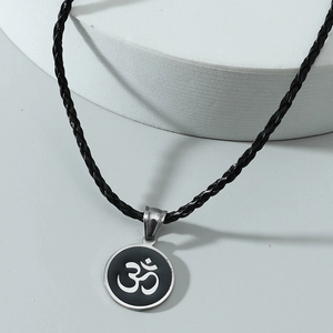 Collana con ciondolo simbolo Om con cordino in pelle nera intrecciata e fascino argento