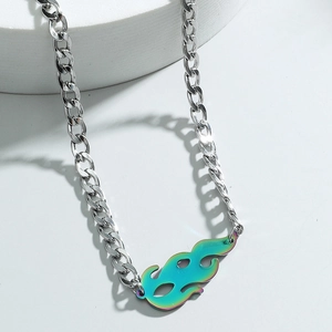 Collier avec pendentif flamme irisé en acier inoxydable et fini dégradé coloré