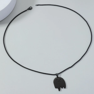 Vue à plat d'un collier pendentif fantôme noir mat avec chaîne box sur fond gris