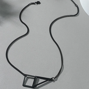 Collier géométrique noir minimaliste avec pendentifs carré et triangle en acier titane
