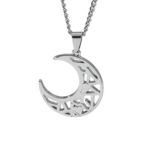 Collana a mezzaluna d'argento con intricato motivo geometrico traforato in acciaio al titanio