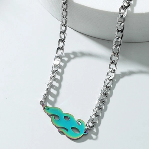 Collier avec pendentif flamme en acier inoxydable et dégradé bleu sur socle en pierre