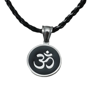 Collana con ciondolo Om in acciaio inossidabile con cordino nero su sfondo bianco