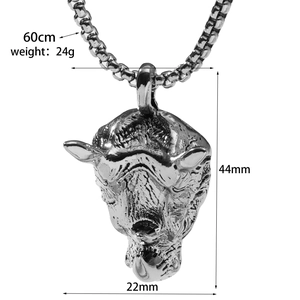 Détail du pendentif tête de rhinocéros argenté avec peau texturée et chaîne de 60 cm