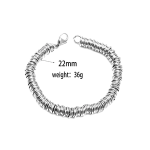 Détail du bracelet à maillons en acier inoxydable de 22mm avec fermoir mousqueton