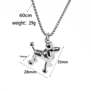 Dettaglio del ciondolo a forma di barboncino 3D con dimensioni 35x28mm e catena lunga 60cm