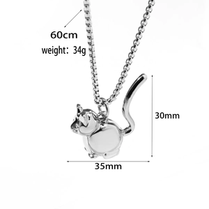 Détails du pendentif chat avec dimensions 35x30mm et chaîne box de 60cm de long