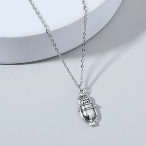 Collier pendentif microphone argent vintage avec finition oxydée punk et chaîne à maillons