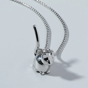 Collier avec pendentif chat assis en métal argenté poli et chaîne box élégante